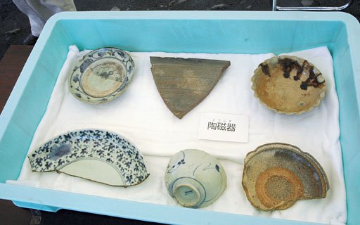 発掘された陶磁器の破片＝2014年8月3日、大槌町の「町方遺跡」