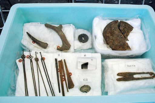 発掘されたかんざしなどの生活用品＝2014年8月3日、大槌町の「町方遺跡」