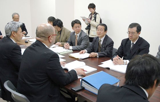 大鎚町に防災計画の内容を説明する安渡町内会のメンバー＝2013年、4月19日、大槌町役場