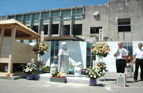 除幕式で披露されたお地蔵さん＝2014年8月3日、旧大槌町役場