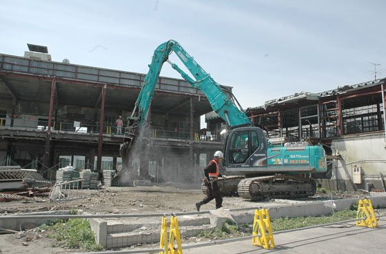 旧役場庁舎は正面玄関がある本庁舎部分を残して解体され、本庁舎部分は震災遺構として保存する方向で検討が進められています＝2014年6月4日