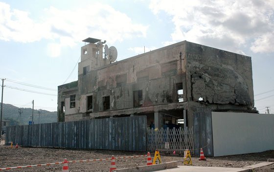 解体作業が終わり裏側から見た旧役場庁舎です＝2014年8月