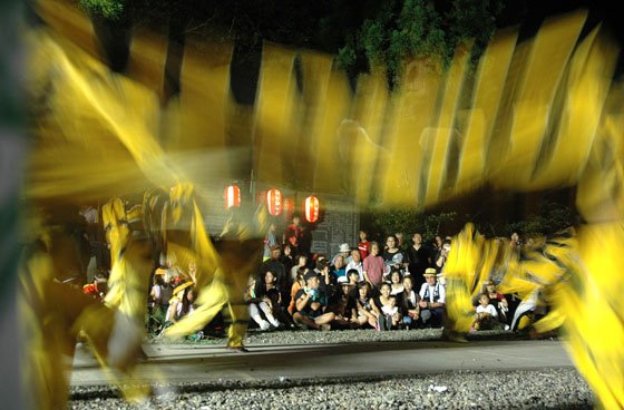 大勢の見物客に見守られながら宵宮祭で舞う虎舞=2014年8月23日、大槌町吉里吉里の天照御祖神社
