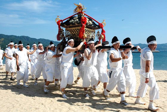 吉里吉里海岸を練り歩く神輿=2014年8月24日、大槌町吉里吉里