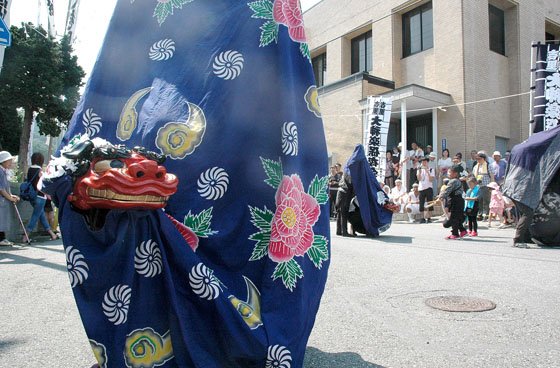 御旅所で舞う大神楽=2014年8月24日、大槌町吉里吉里