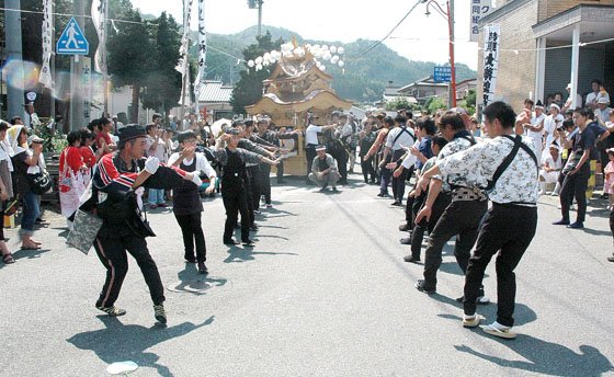 大神楽を舞った後で手踊りする人たち=2014年8月24日、大槌町吉里吉里