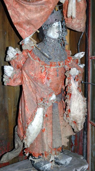 被災し傷ついた弁天さま＝2013年5月23日、蓬莱島の弁天神社