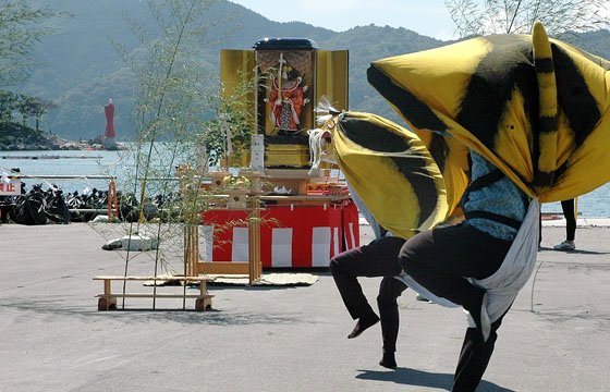 「お迎え式」を祝って舞う虎舞＝2014年8月31日、大槌町赤浜