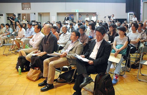 山折哲雄氏の講演に聴き入る聴衆＝2014年9月6日、大槌町中央公民館