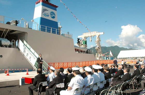 着岸した岸壁で開かれた入港・着岸式＝2014年9月14日、大槌港