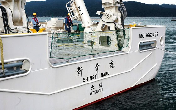 船尾に記された母港「大槌」の名＝2014年9月14日、大槌港