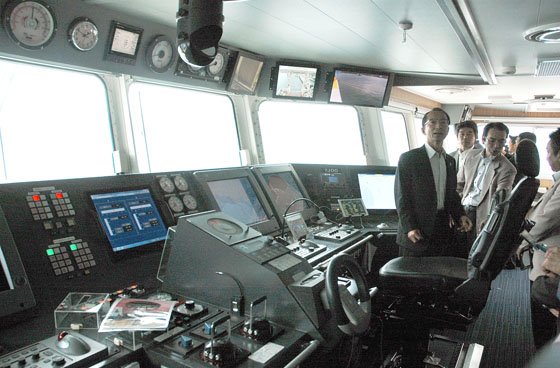 公開された操舵室＝2014年9月13日、大槌港