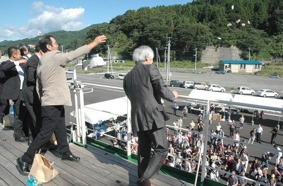 入港・着岸を祝って行われたモチまき＝2014年9月14日、大槌港