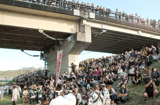 川に入った神輿の見物に訪れた観客＝2014年9月21日、「小鎚川」の御旅所