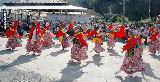 金澤神楽＝2014年9月21日、「まごころ弁当」の御旅所