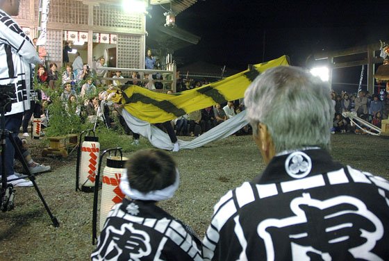 向川原虎舞＝2014年9月20日、小鎚神社の宵宮祭