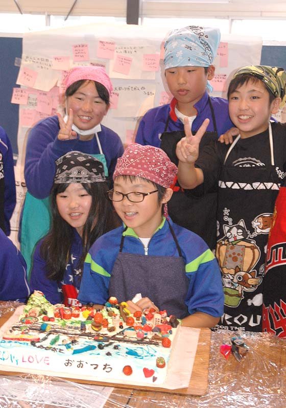 完成したケーキを前にした児童たち＝2014年10月21日、大槌小学校体育館