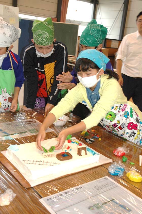 ケーキには休止中のJR山田線の鉄路も描かれました＝2014年10月21日、大槌小学校体育館