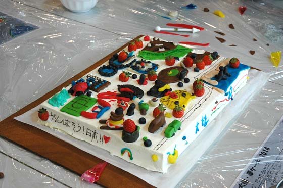 色鮮やかなケーキ＝2014年10月21日、大槌小学校体育館