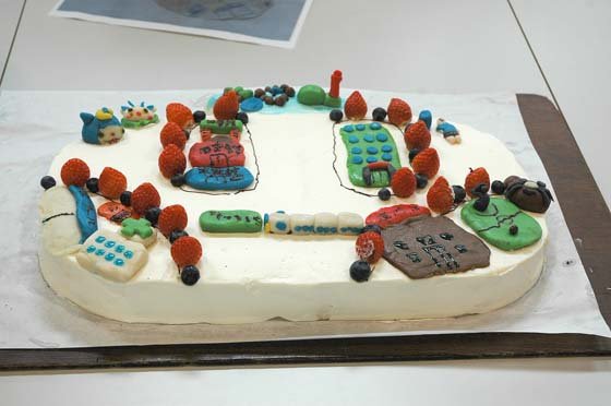 「おおちゃん」をかたどったケーキ＝2014年10月21日、大槌小学校体育館