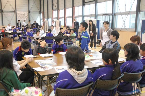 ケーキづくりを終えて「自分の夢」を発表する児童たち＝2014年10月21日、大槌小学校体育館