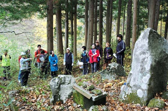 古廟山開山碑を見学する史跡巡りの参加者＝2014年11月9日、大槌町小鎚