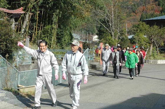 談笑しながら散歩する参加者＝2014年11月8日、大槌町小鎚