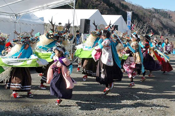 まつりで舞う臼澤鹿子踊 ＝2014年12月7日、大槌川河川敷