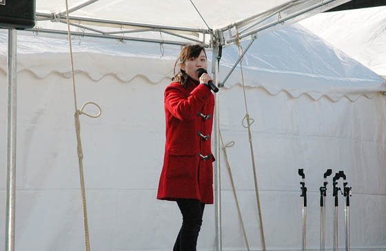 ミニライブで歌う臼澤みさきさん＝2014年12月7日、大槌川河川敷