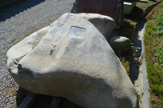 碑文が流出した「農民芸術概論綱要」の碑＝2012年9月14日、岩手県陸前高田市