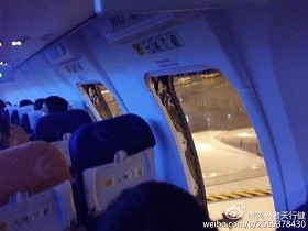 中国機トラブル「缶詰乗客」が非常ドア開け25人連行　説得のパイロットも理性失い、離陸できる状態ではなかった