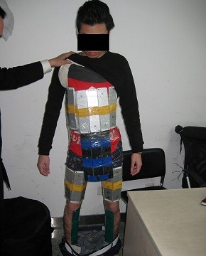 中国で「iPhone 6」の全身鎧男を逮捕　まるで「アップルマン」？驚愕写真に大笑い