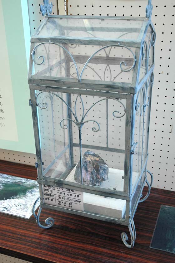 宮沢賢治展で展示中の薔薇輝石＝2014年12月18日、大槌町中央公民館