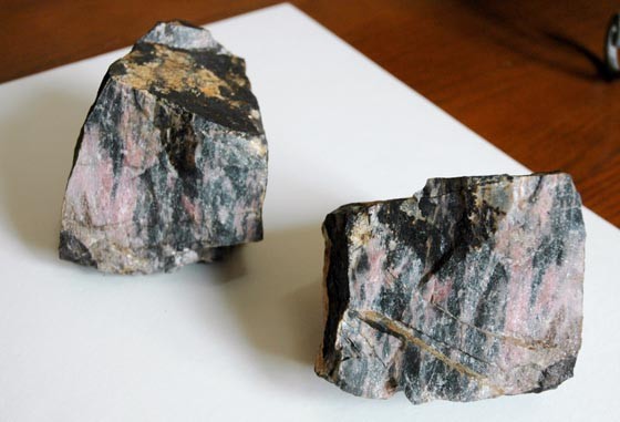 佐々木格さんらが採掘した薔薇輝石＝2013年4月17日、大槌町吉里吉里
