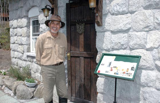 佐々木格さんと自宅わきに建てた「森の図書館」＝2013年4月17日、大槌町吉里吉里