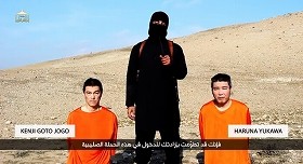 ツイッターには殺害予告動画を加工した「コラ画像」が出回っている（画像は「イスラム国」公開動画の一場面）