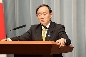 菅官房長官、鳩山元首相のクリミア訪問計画を非難　「影響極めて大きい」