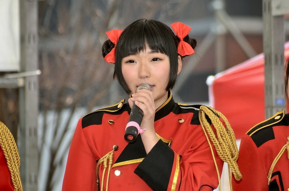 リーダーのまりかさんが、ステージで震災について語る