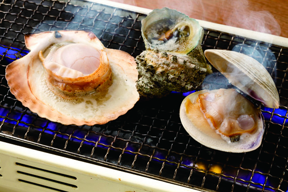 中国人に、貝類の「浜焼き」が大人気！（写真提供「磯丸水産」）