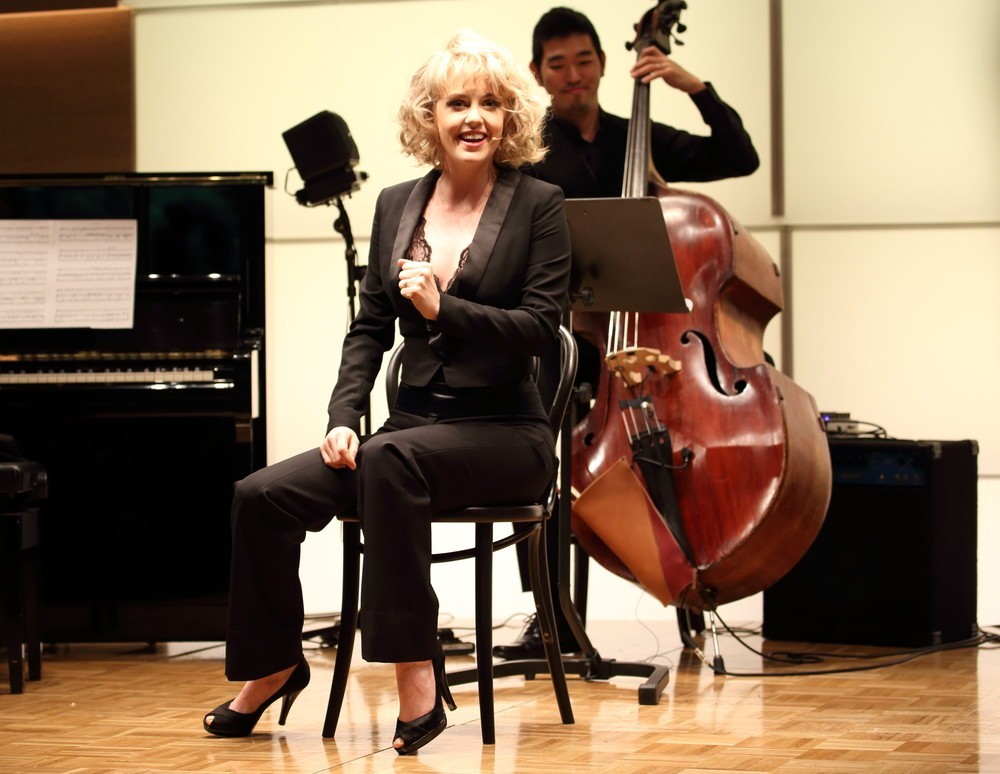 シャーロット・ケイト・フォックスさんは報道陣を前に4曲を披露した