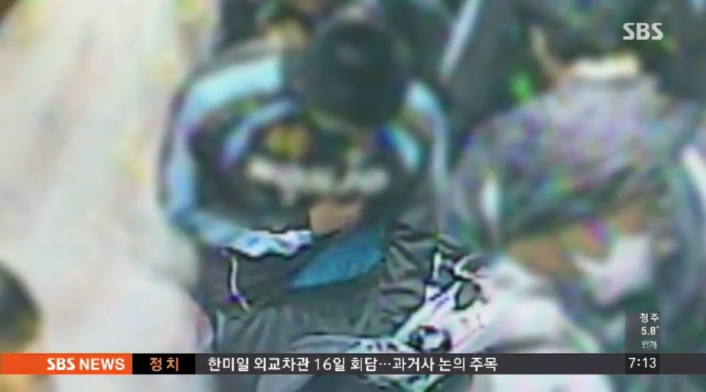 監視カメラには犯行の様子がはっきりと映っている。商品をジャージの中に入れる様子がわかる（SBSテレビより）