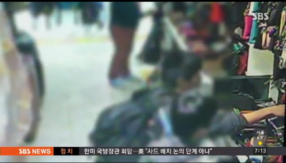 ジャージ姿の一団が次々に商品に手を伸ばしていく（SBSテレビより）