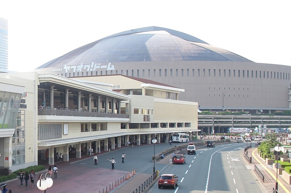 6月6日には福岡市のヤフオクドームで「選抜総選挙」の開票イベントが開かれる（写真奥がヤフオクドーム、手前左側がHKT48劇場）。主に新曲「僕たちは戦わない」を買った人の投票で選抜メンバーの座を争う