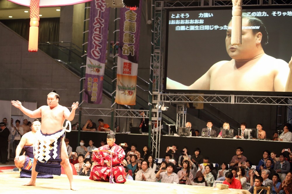 土俵入りする横綱白鵬関。後方モニターには「力強い」の声も