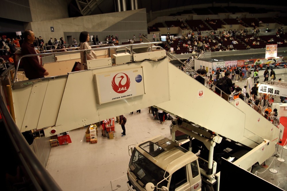 日本航空（JAL）は「超階段」と銘打ってタラップ車を持ち込んだ