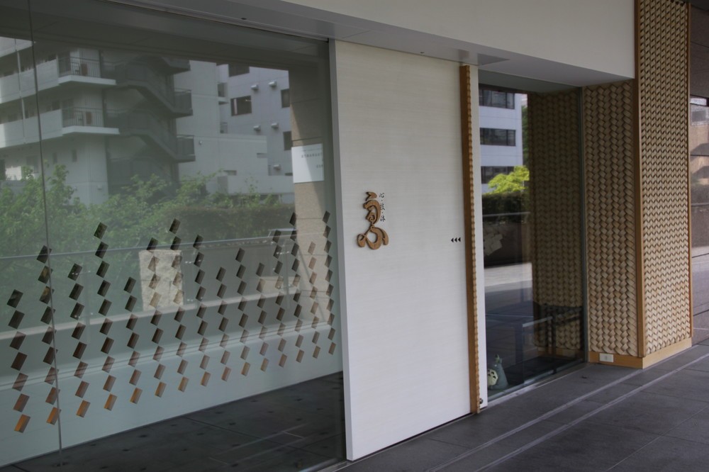 白を基調とした高級感あふれる外観（写真は「心・技・体 うるふ」の外観）