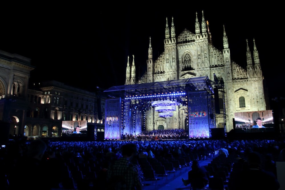 4月30日にはミラノ一番の観光地として知られる大聖堂（ドゥオーモ）広場で記念コンサートが行われた