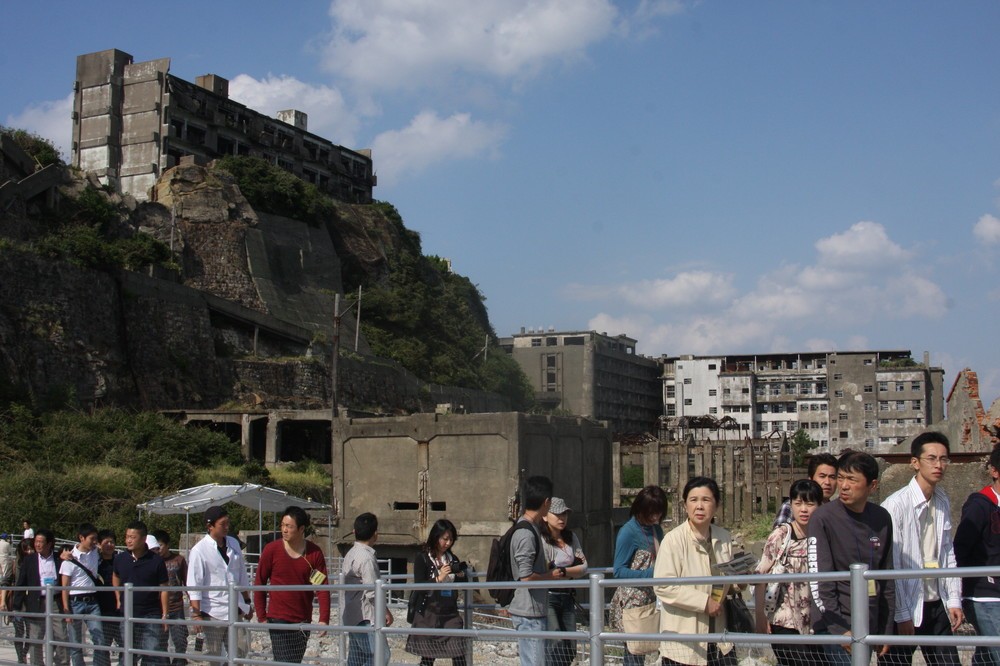 軍艦島には毎日多くの観光客が訪れる