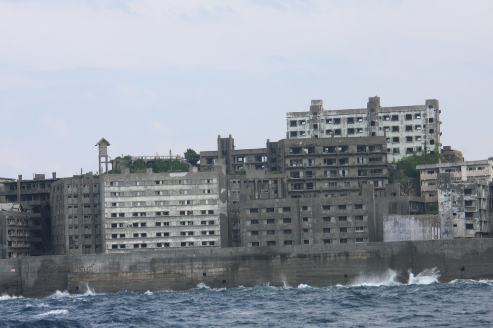 軍艦島は日本最古の鉄筋コンクリート建築でも知られている