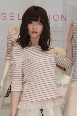 島崎遥香さんは新曲「僕たちは戦わない」でセンターポジションを担う